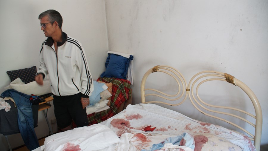 Orlando Santos mostra o estado em que ficou a cama onde a mãe foi baleada pelo namorado, na noite de ontem 