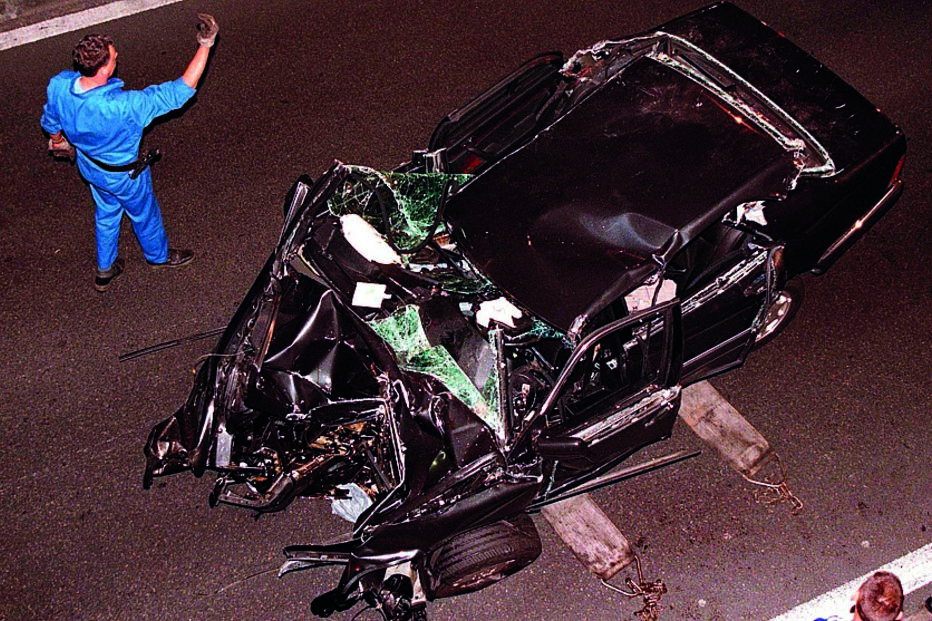 Carro em que seguia a princesa despistou-se em Paris