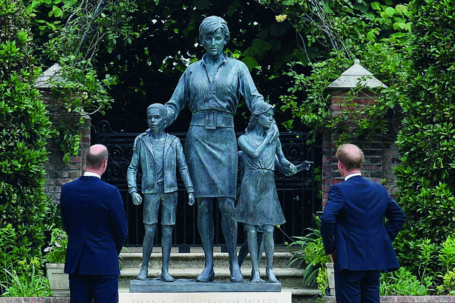 Estátua em homenagem à princesa do povo foi inaugurada do Palácio de Kenseington, no dia em que esta celebraria o 60º aniversário