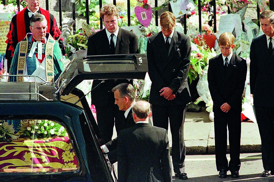 Os filhos William e Harry e o Príncipe Carlos nas cerimónias fúnebres que emocionaram milhões de pessoas