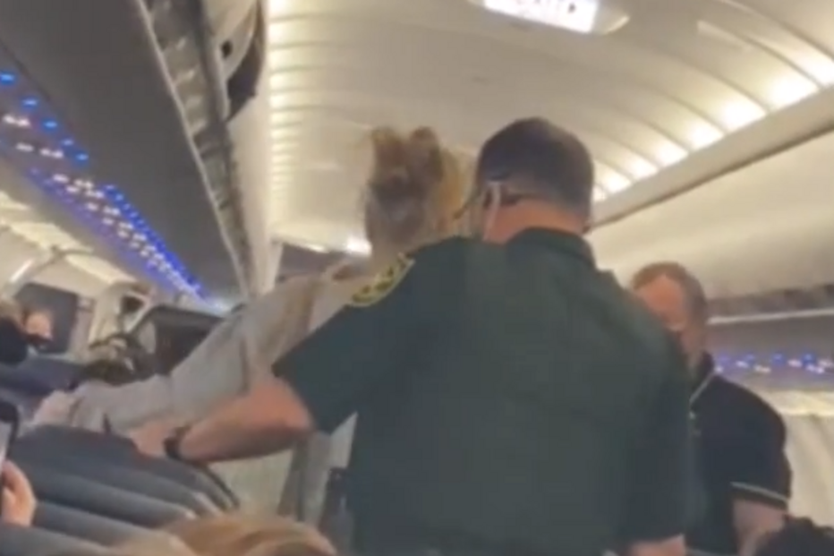 2021-09-01_12_21_49 expulsa de avião.png