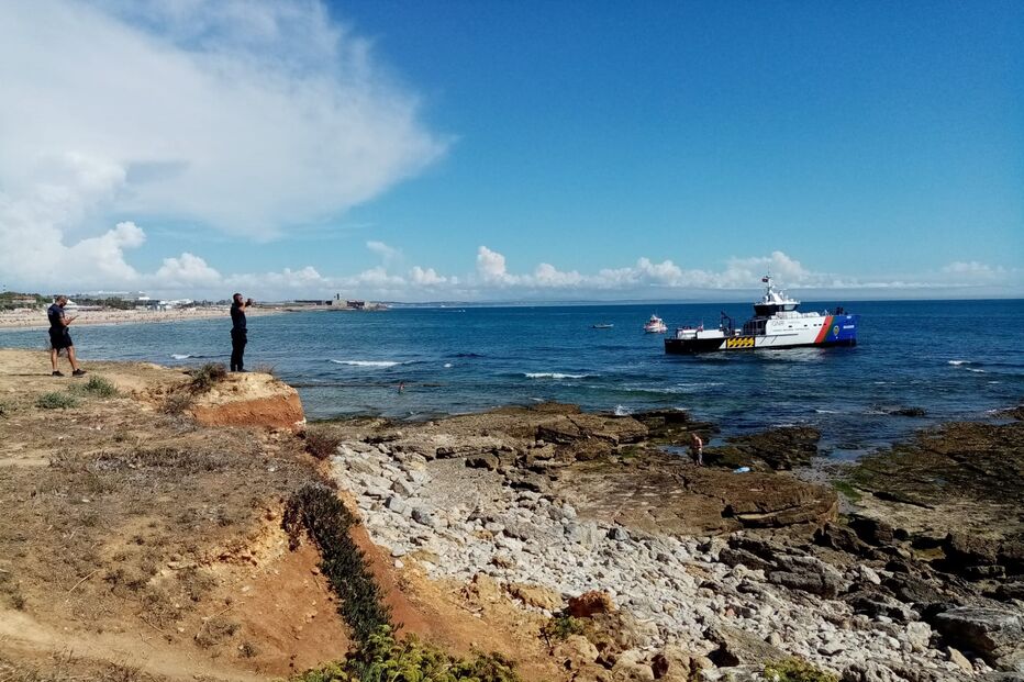 Bojador ficou encalhada a 50 metros da Marginal e foi toda a tarde alvo de curiosidade