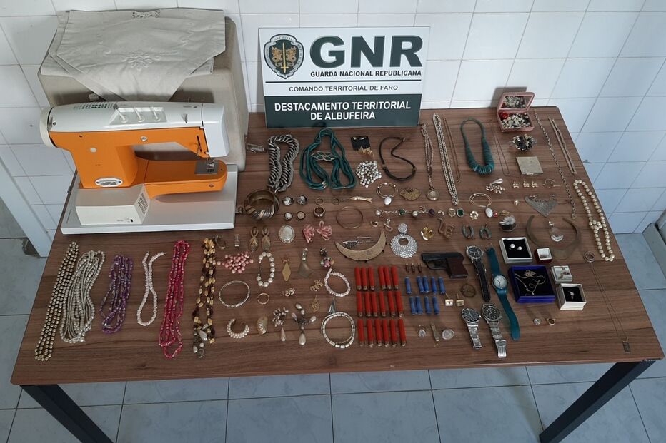 Parte do material apreendido