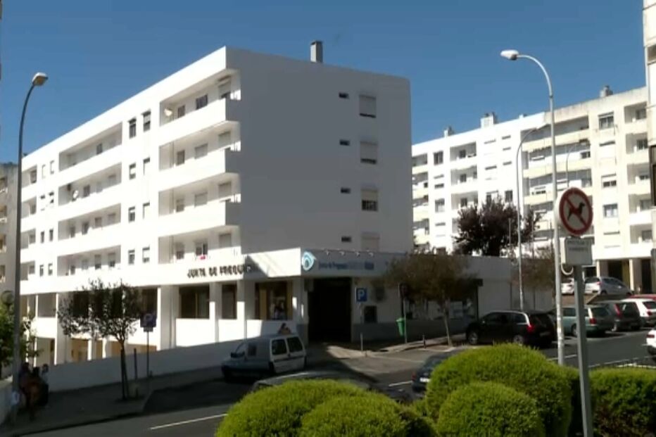 Assaltantes armados com caçadeira surpreendem homem à porta de casa na Amadora