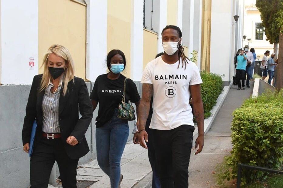 ‘Ju’ , ao centro na foto, entre Rúben e a advogada, à saída do Tribunal de Atenas