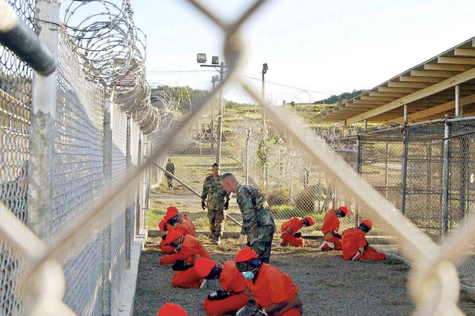 Fotos de detidos claramente maltratados e submetidos a privação sensorial correram Mundo e revelaram o lado negro da prisão de Guantánamo
