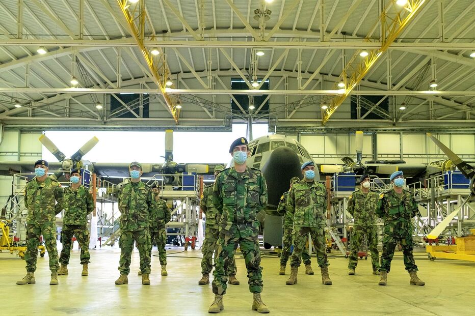 Partida, ontem, da força que vai, num campo no Kosovo, fazer a triagem dos refugiados afegãos que chegam à Europa