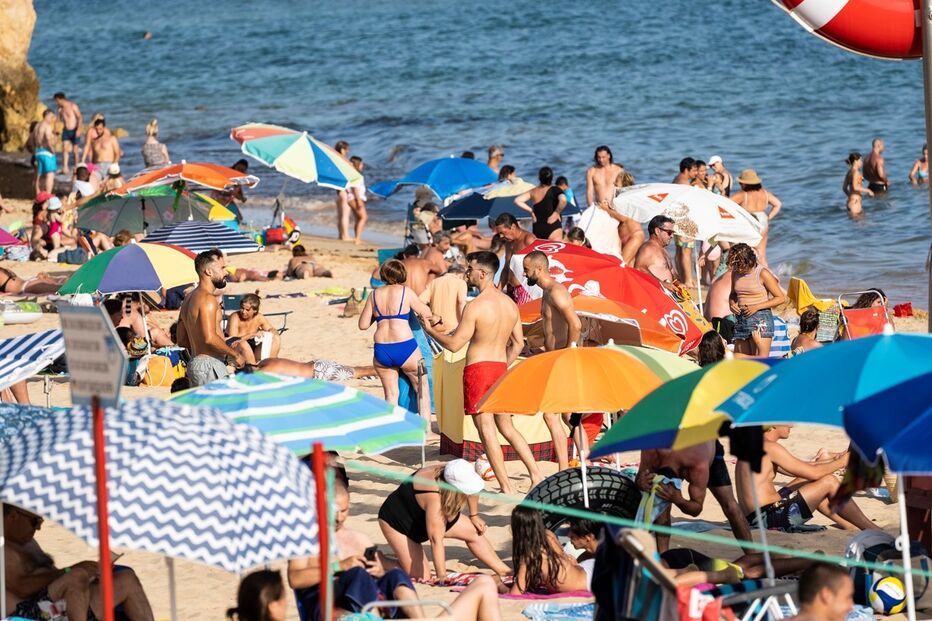 Época alta de verão está a chegar ao fim e o Algarve ultrapassa a linha vermelha