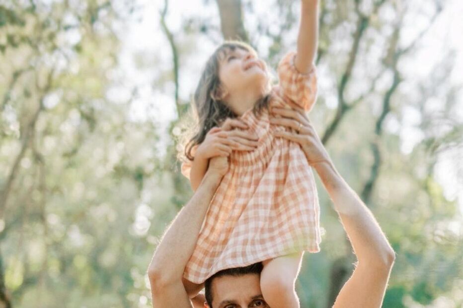Andreia Rodrigues com o marido, o diretor da SIC, Daniel Oliveira, e as filhas, Alice e Inês