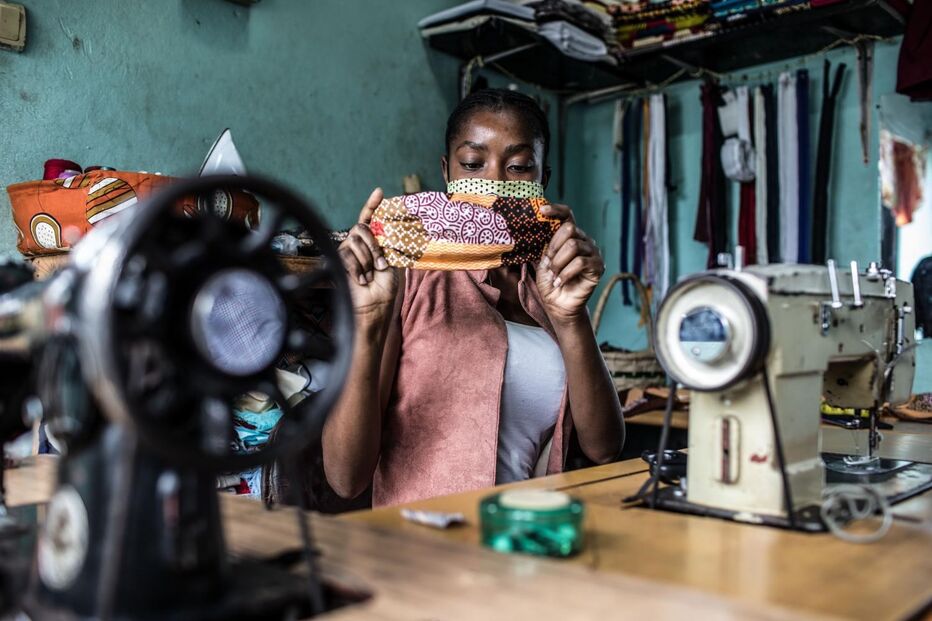 Alunas costuram em Moçambique