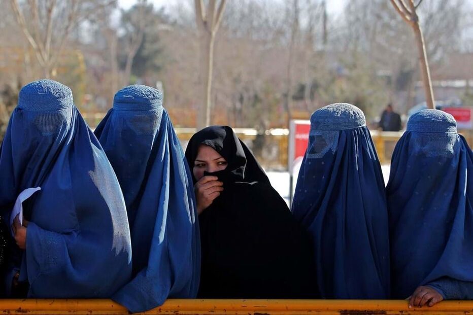 2021-09-05_20_03_15 Mulheres afegãs com niqab e abaya.jpg