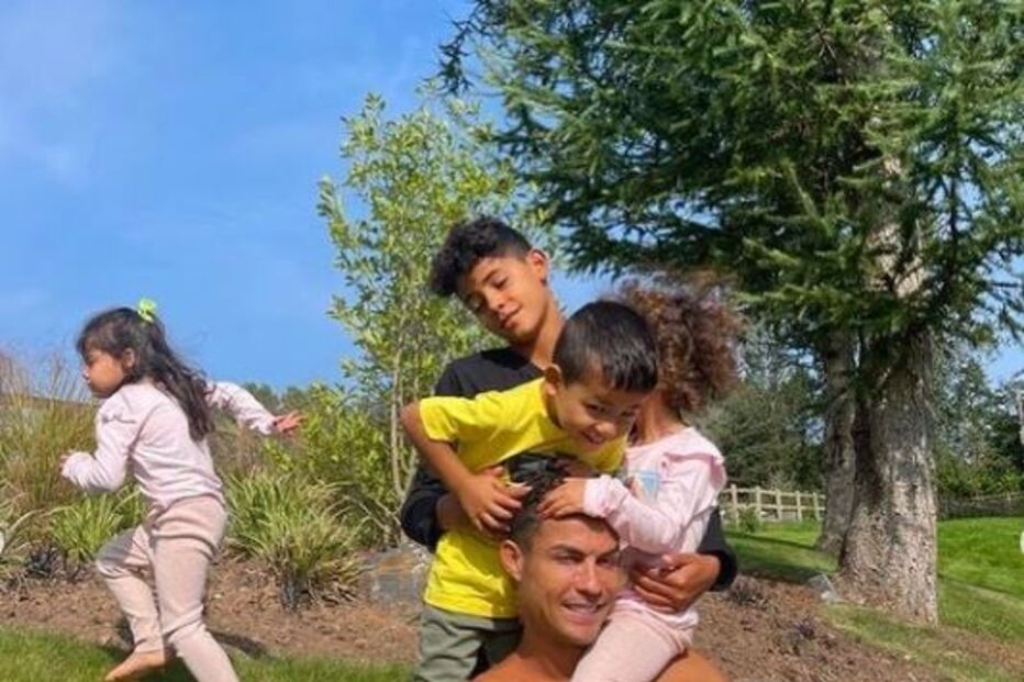 Cristiano Ronaldo entre sol e mimos em dias de quarentena