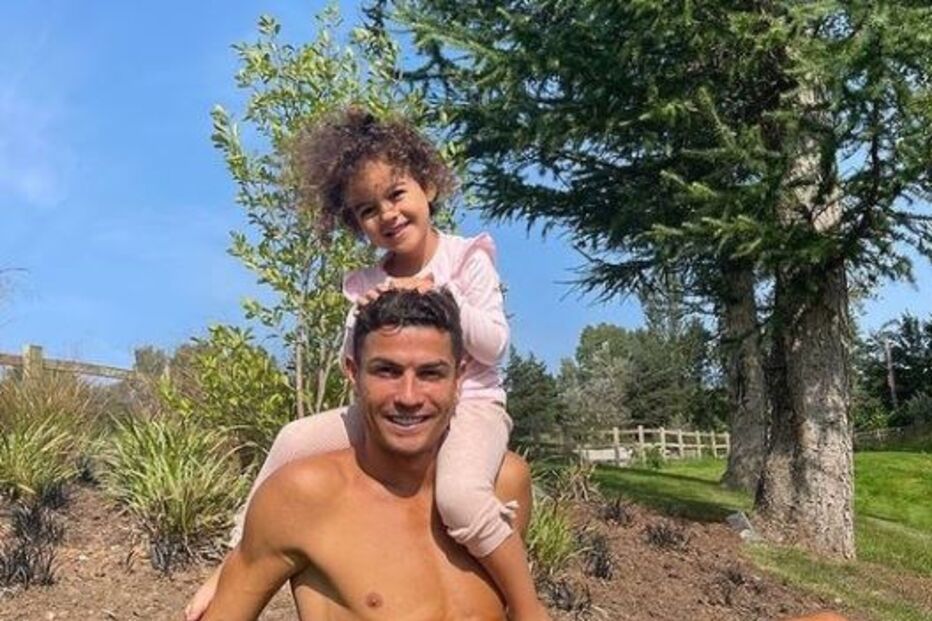 Cristiano Ronaldo entre sol e mimos em dias de quarentena