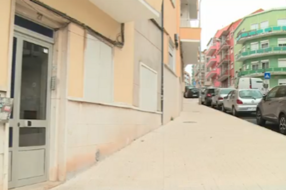 Homem atinge mãe a tiro de caçadeira e foge de casa na Amadora