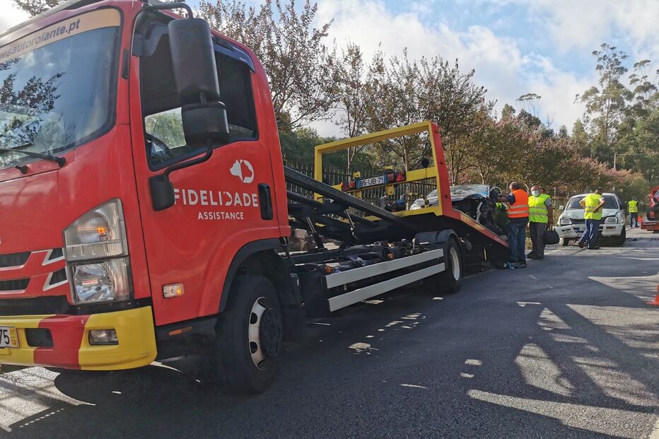 Três mulheres feridas em colisão entre três carros em Barcelos