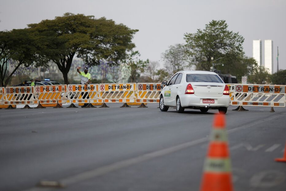 Seguidores convocados por Bolsonaro rompem barreiras de segurança e invadem áreas restritas de Brasília