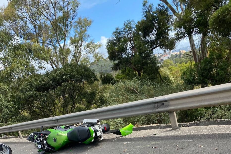 Um morto em acidente entre mota e carro na EN6-3 em Oeiras