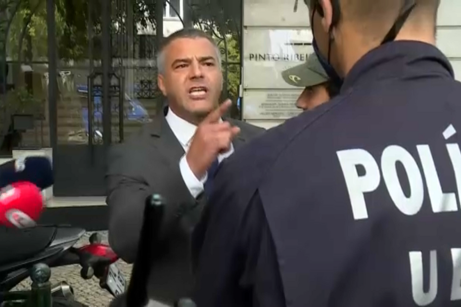 “Não se atrevam a tocar-me”. Juiz negacionista com capangas desafia polícia à porta do Conselho de Magistratura