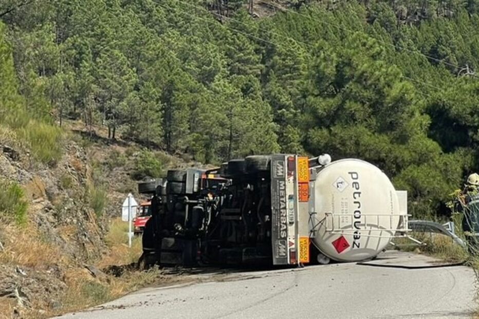 Despiste de camião de transporte de combustíveis faz um ferido em Murça 