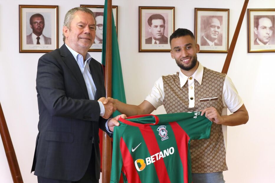 Presidente do Marítimo Carlos Pereira e jogador Rafik Guitane 