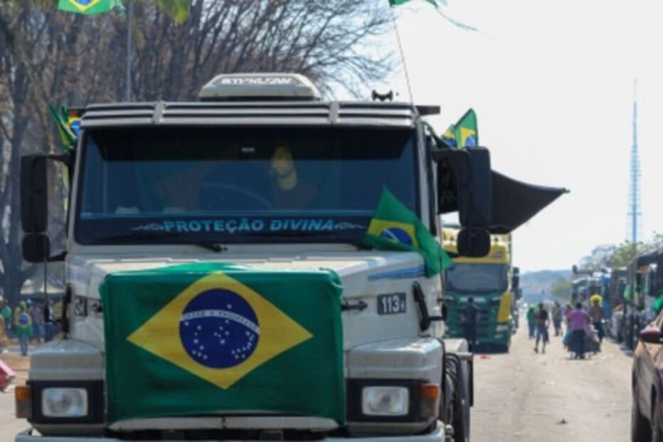 Camionistas bloqueiam estradas pelo Brasil 