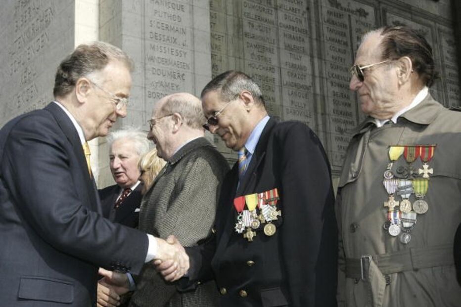   Jorge Sampaio cumprimenta veteranos de guerra