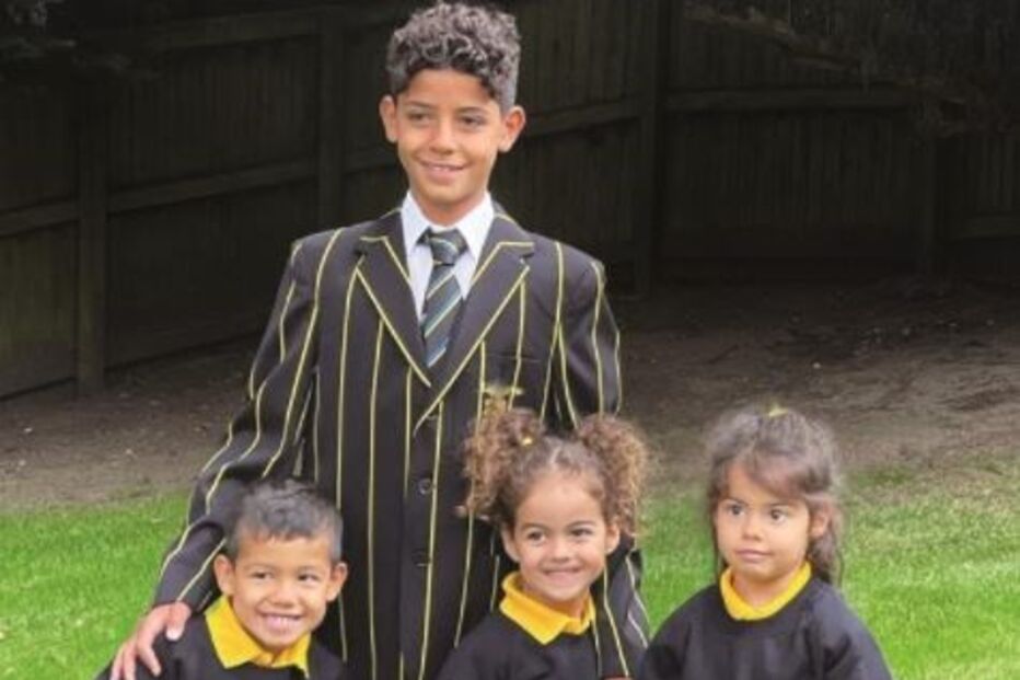 Georgina Rodríguez mostrou as quatro crianças vestidas com os uniformes da Ryleys School no primeiro dia de aulas.