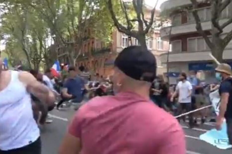 Manifestações contra passes sanitários levam a confrontos em Paris