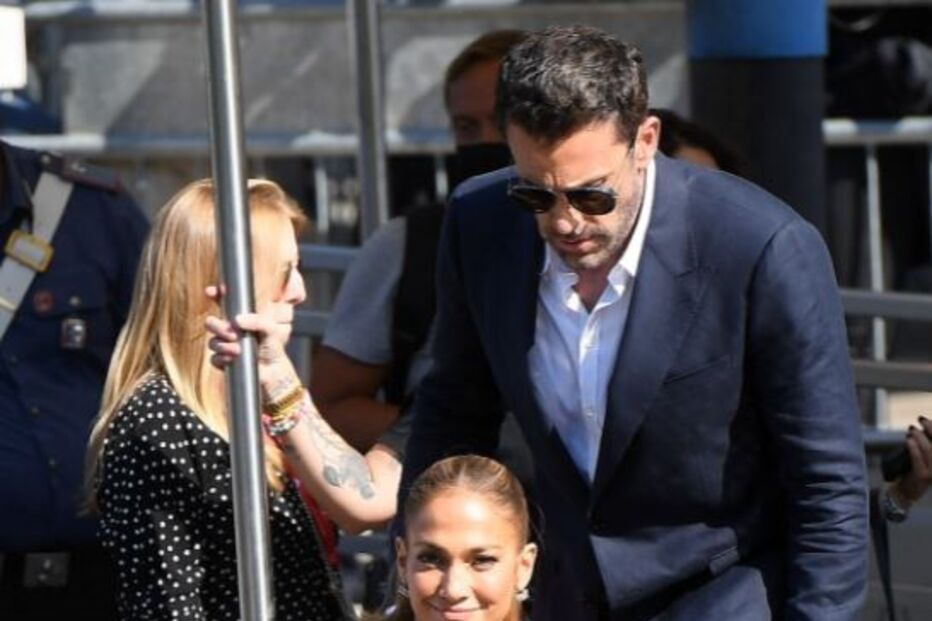 Casal chegou ao local do festival de barco