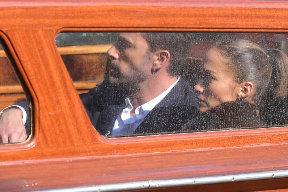 Casal chegou ao local do festival de barco