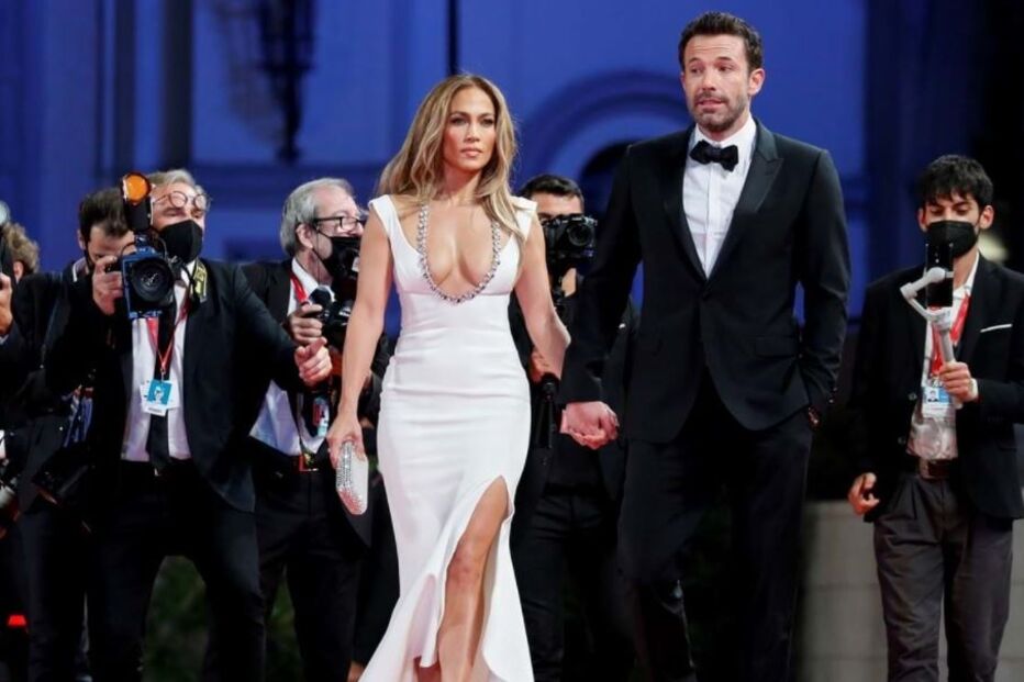 À noite, Jennifer deslumbrou com um vestido branco muito decotado.