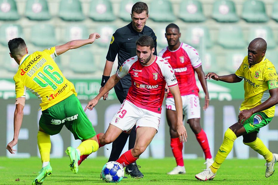 Eustáquio, o melhor em campo, em despique com Abel Ruiz, sob o olhar atento do árbitro francês Willy Delajod 