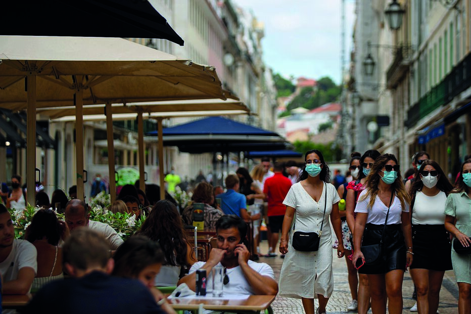 Andar de máscara na rua tornou-se uma obrigação há quase um ano
