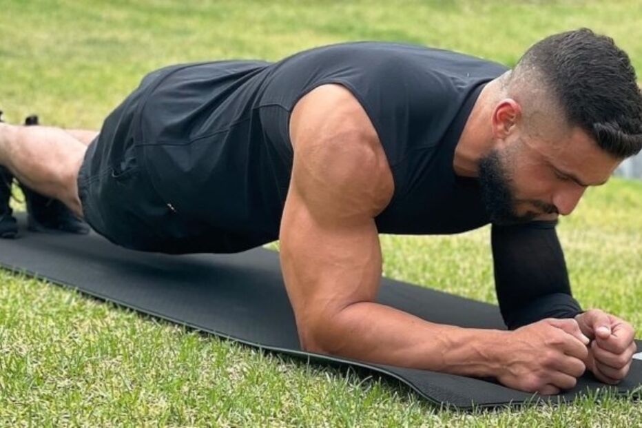 Bate recorde de prancha abdominal mesmo com dores crónicas