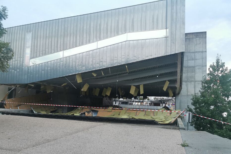Cobertura da pista de patinagem do Centro de Cultura Contemporânea de Castelo Branco cai devido ao temporal 