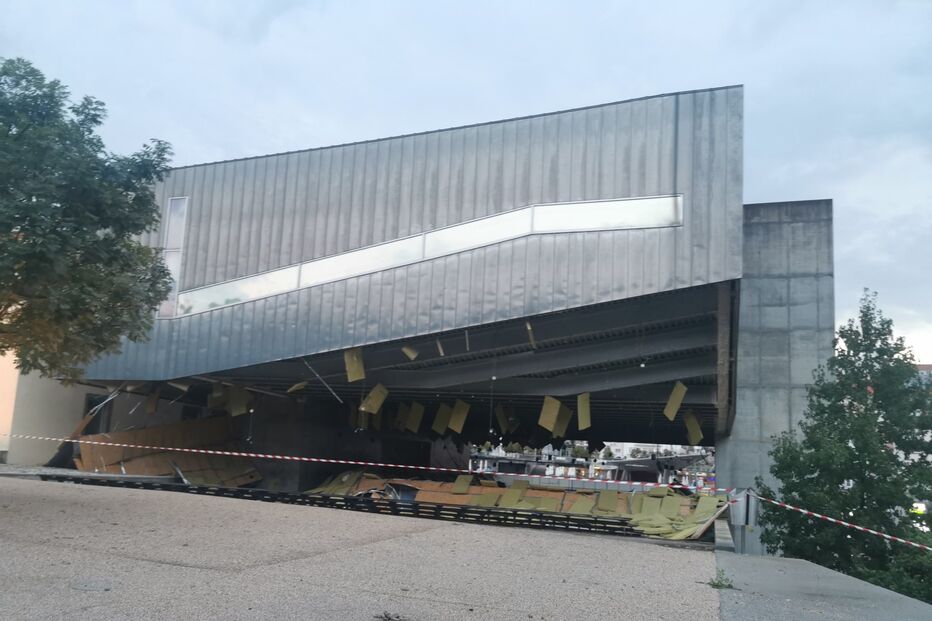 Cobertura da pista de patinagem do Centro de Cultura Contemporânea de Castelo Branco cai devido ao temporal 