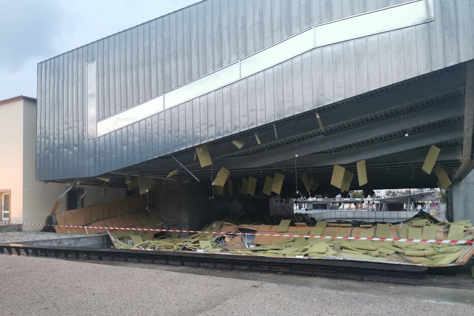 Cobertura da pista de patinagem do Centro de Cultura Contemporânea de Castelo Branco cai devido ao temporal 