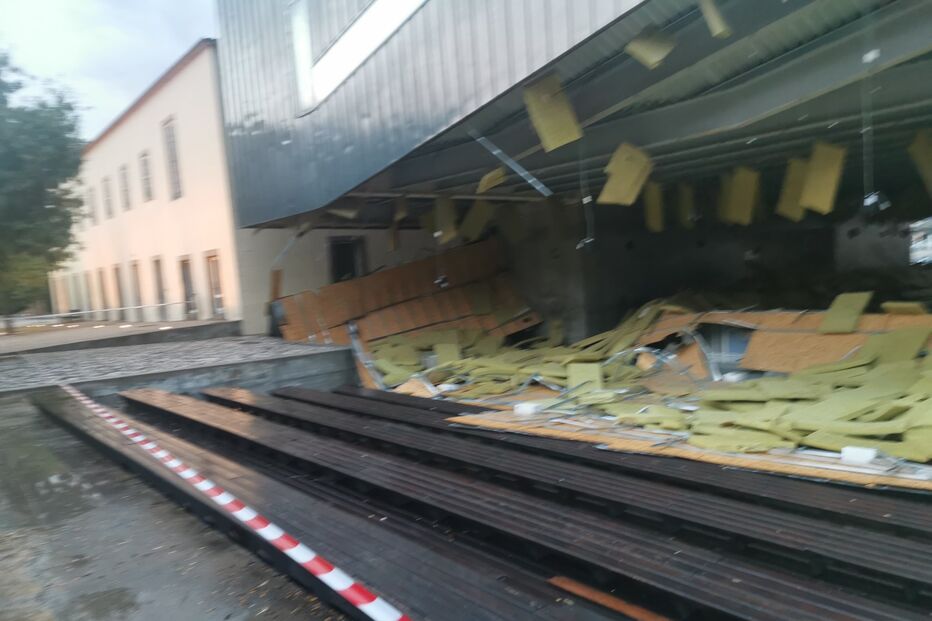 Cobertura da pista de patinagem do Centro de Cultura Contemporânea de Castelo Branco cai devido ao temporal 