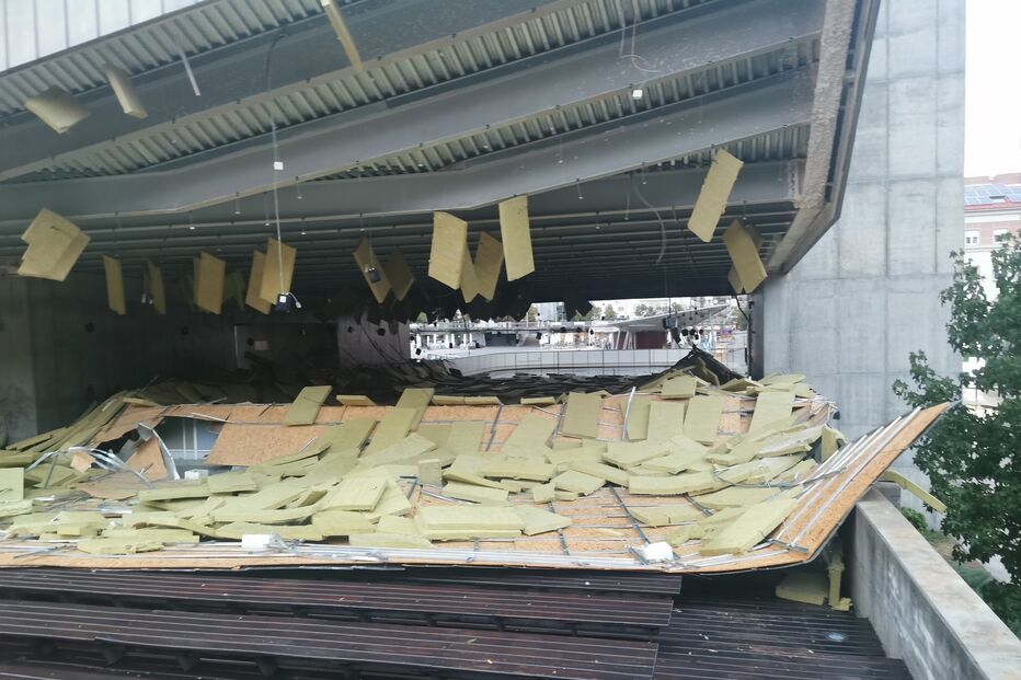Cobertura da pista de patinagem do Centro de Cultura Contemporânea de Castelo Branco cai devido ao temporal 