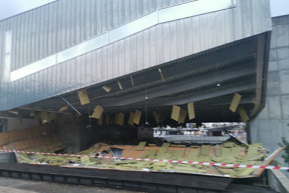 Cobertura da pista de patinagem do Centro de Cultura Contemporânea de Castelo Branco cai devido ao temporal 