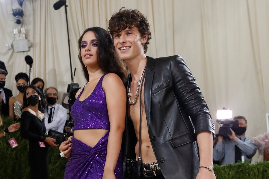 Shawn Mendes e Camila Cabello em Michael Kors