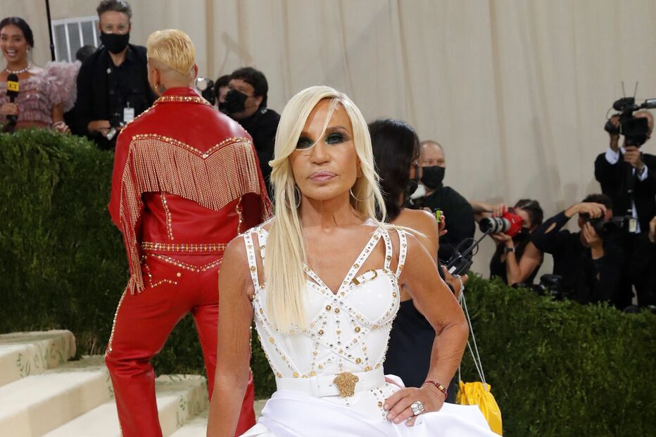 Donatella Versace em Versace