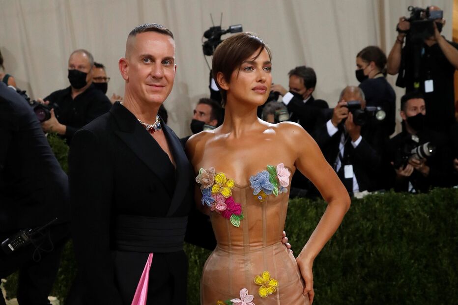 Irina Shayk e Jeremy Scott em Moschino