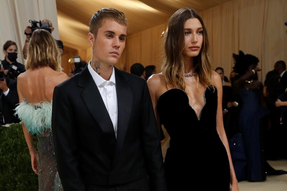 Justin e Hailey Bieber em Saint Laurent