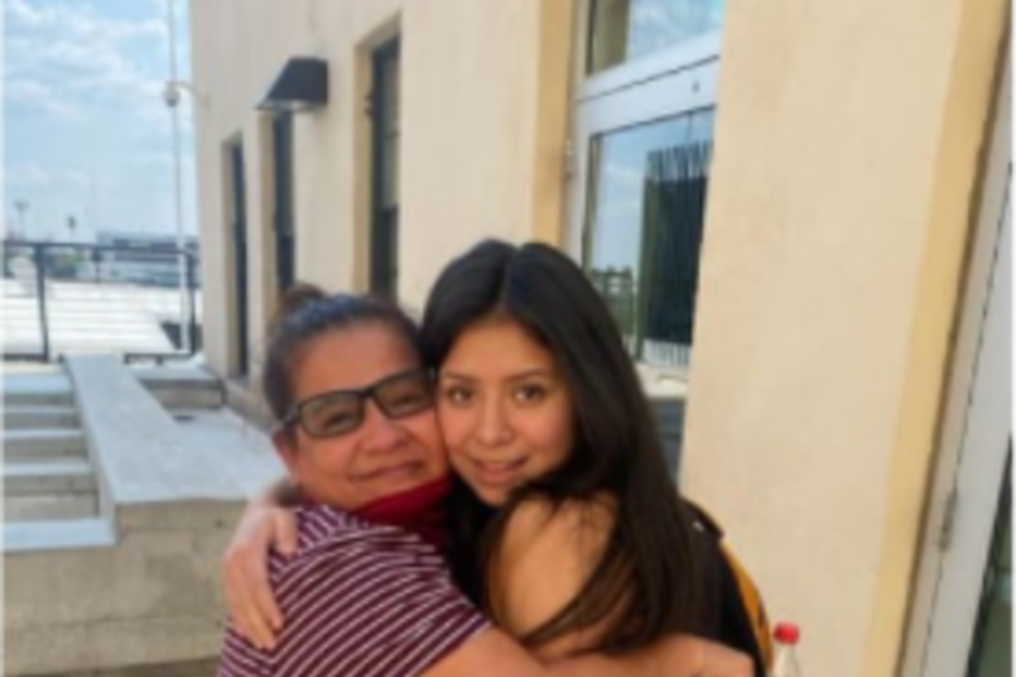 Jacqueline abraçada à mãe no reencontro após 14 anos