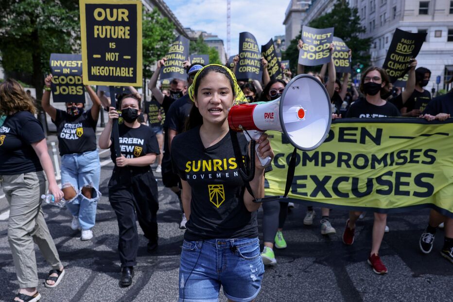 Jovens protestam em Washington DC pela defesa da crise climática no 'Sunrise Movement', em junho