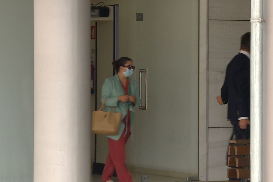 Mulher que está a ser julgada e entrar no Tribunal da Feira