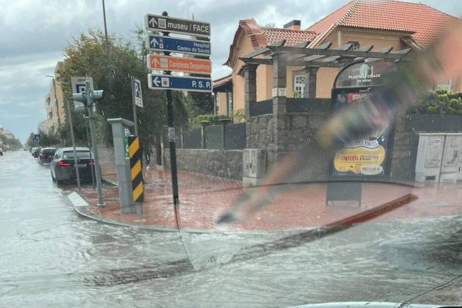 Ruas de Espinho inundadas devido às fortes chuvadas