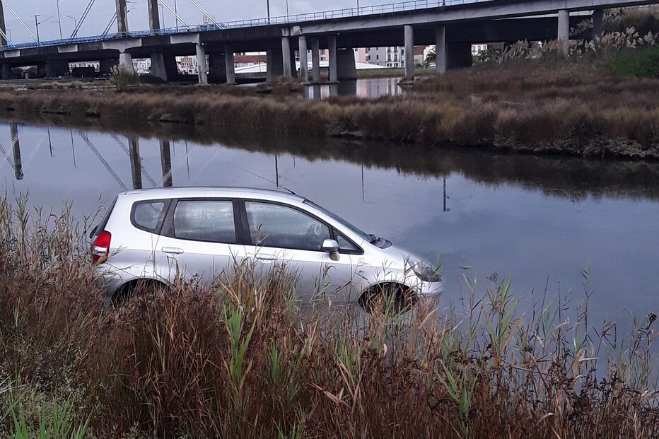 Carro despista-se e cai junto ao canal da Ria de Aveiro	