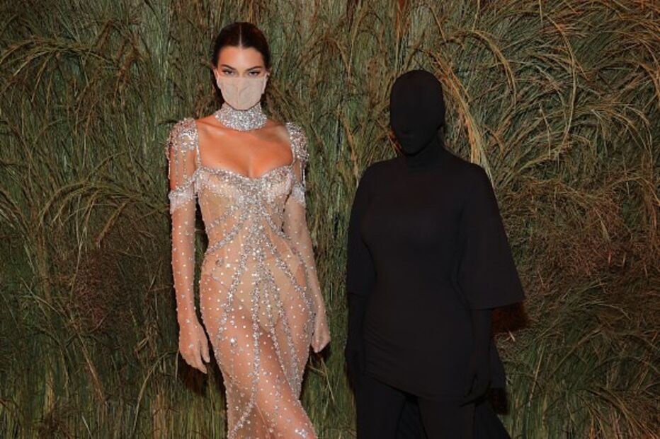 Kendall Jenner impressionou. Ao lado, Kim Kardashian